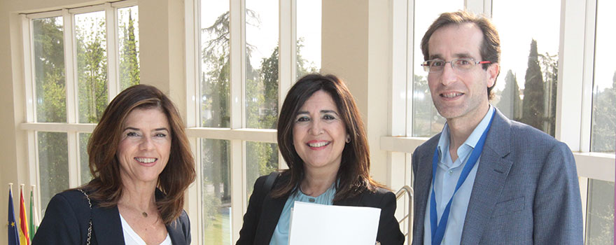 Beatriz Fuentes, Carmen de la Fuente y Manuel Jesús Cárdenas, jefe de Sección de Farmacia Hospitalaria del Reina Sofía.