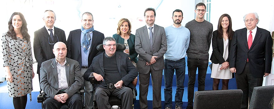 Alba Lago, Carmen González, Óscar Fernández y Fernando Prados posan con los galardonados con los II Premios Solidaridad con la EM.