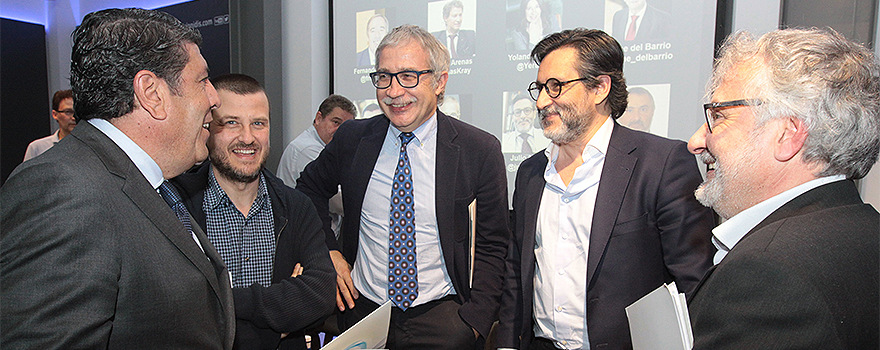 Manuel Vilches, director general del IDIS, conversa con los ponentes de la mesa al finalizar.