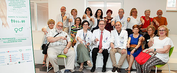 Bermejo, Illana y Septiem, en el centro de la imagen, acompañados de la Unidad de Coloproctología y de los pacientes.