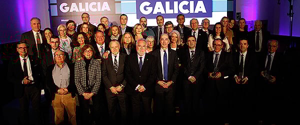 Foto de familia de los premiados de los IV Premios Redacción Médica á Sanidade Galicia.