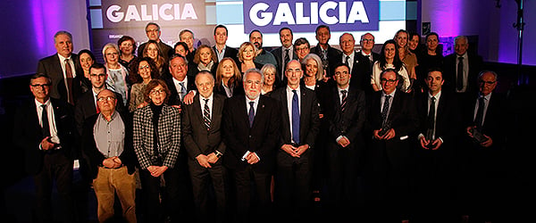 Foto de familia de los premiados de los IV Premios Redacción Médica á Sanidade Galicia.