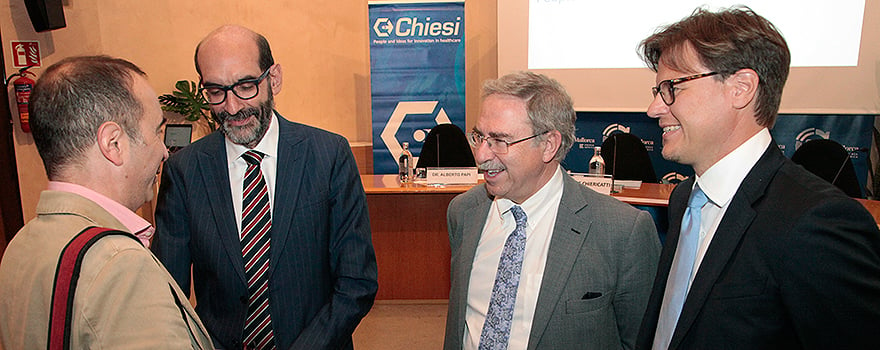 Borja García-Cosíoa a su llegada a la rueda de prensa de Chiesi, recibido por Alberto Papi, Joan Torrejón, director de la Unidad de Retail de Chiesi, y Giuseppe Chiericatti.