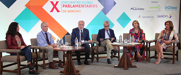 Imagen de la mesa durante el debate celebrado en el X Encuentro Global de Parlamentari@s.