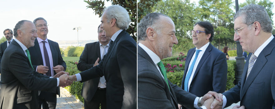 A la izquierda: José María Pino saluda a Enrique Ruiz Escudero, consejero de Sanidad de la Comunidad de Madrid. A la derecha, el presidente de Sanitaria 2000 recibe a Sebastián Celaya, consejero de Sanidad de Aragón. 