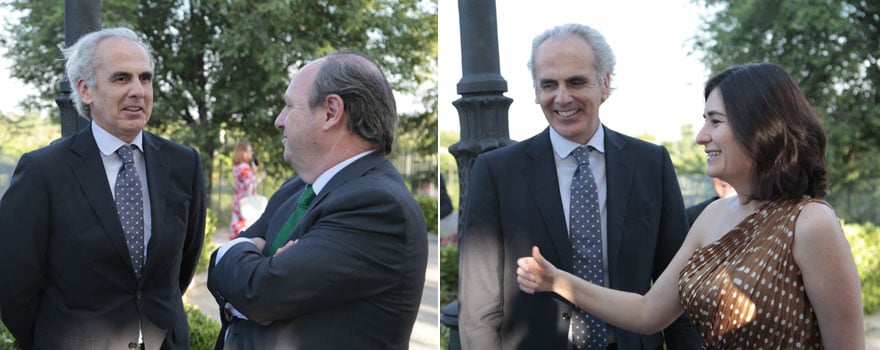 A la izquierda: Enrique Ruiz Escudero charla con Javier Godoy. A la derecha, el consejero de Sanidad de la Comunidad de Madrid junto a la ministra de Sanidad. 