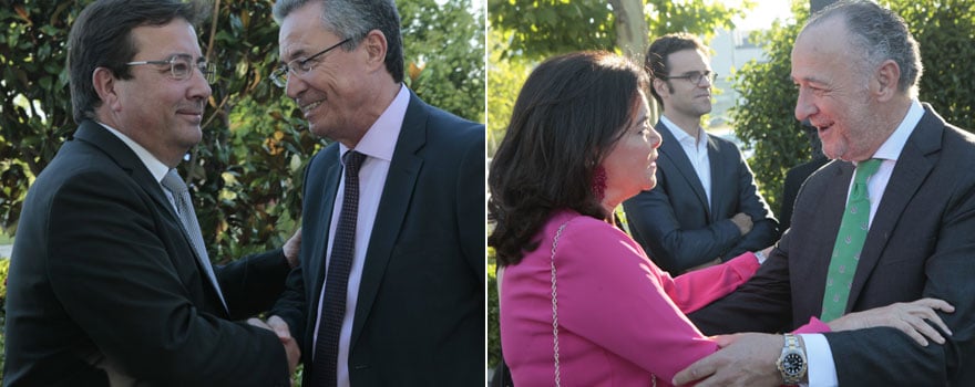 A la izquierda: Guillermo Fernández Vara saluda a Ricardo Campos. A la derecha, José María Pino saludando a Carmen Peña, presidenta de la Federación Internacional Farmacéutica (FIP).