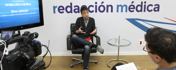 Íñigo Errejón en el plató de Redacción Médica.