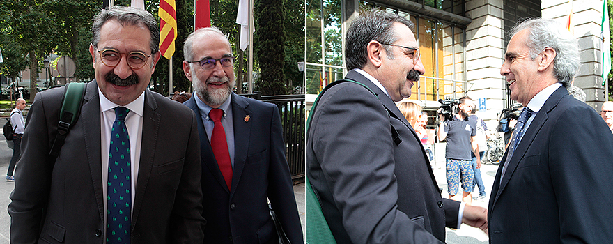 A la izquierda: Jesús Fernández Sanz llegando al Ministerio de Sanidad junto a Fernando Domínguez. A la derecha: el consejero de Sanidad de Castilla-La Mancha saluda a Enrique Ruiz Escudero. 