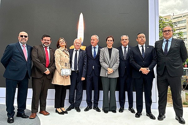 Mónica García junto a los presidentes de los colegios profesionales sanitarios.
