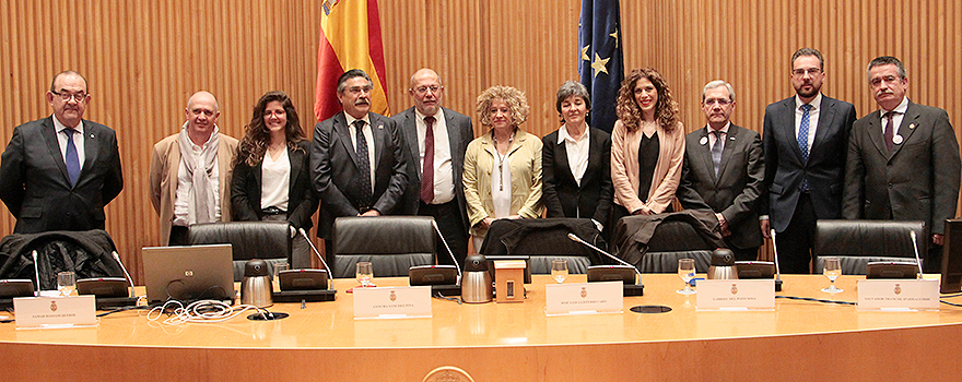 Representantes de la Primaria y diputados posan en la sala Ernest Lluch del Congreso de los Diputados.