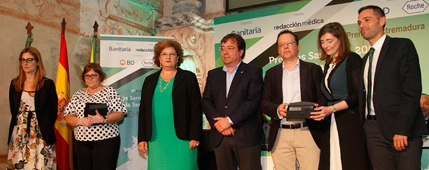 María Teresa Porcel, directora médica del Infanta Cristina de Badajoz; Teresa Garlitos Zorro, directora de Enfermería; Dolores Donoso Carmona, jefa de personal subalterno; Guillermo Fernández Vara, presidente de la Junta de Extremadura; Antonio Manuel Pérez Fernández, director médico asistencial del Hospital de Mérida; Teófila Mateos, directora de Enfermería, y Ángel Alberto Romero, director de Atención Especializada, del Área de Salud de Mérida.