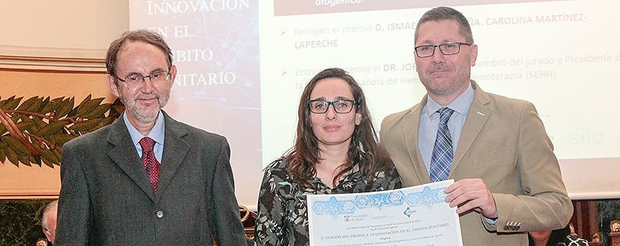 Jordi Sierra entrega premio en categoría de Hematología a Isable Buño.