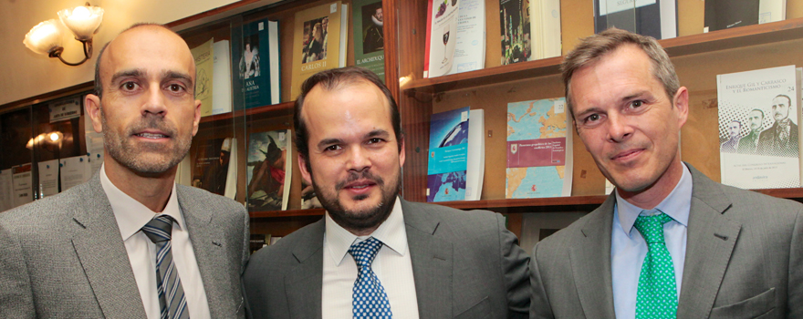 Ricardo López posa con Conrado Núñez, codirector del Máster en Peritaje Médico de la Fundación Uniteco Profesional y la Universidad de Alcalá; e Ivo Leahy.