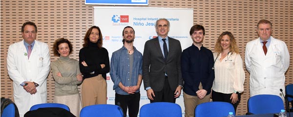 El consejero junto a supervivientes de cáncer infantil y el equipo médico del Niño Jesús. 