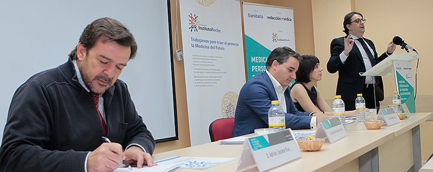 Adrián Llerena, catedrático de Farmacología; Luis Tobajas, director general de Planificación, Formación y Calidad; María Isidoro-García, coordinadora de la Unidad de Referencia de Enfermedades Raras de Castilla y León y José María Vergeles, consejero de Sanidad.