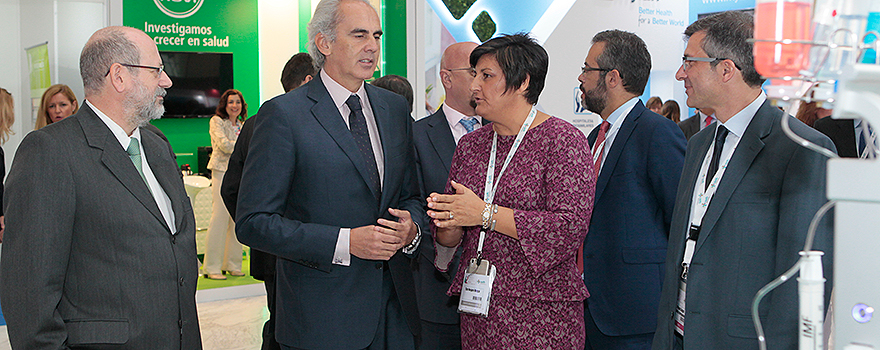 Un momento de la visita del consejero madrileño de Sanidad a los stands de la exposición comercial.