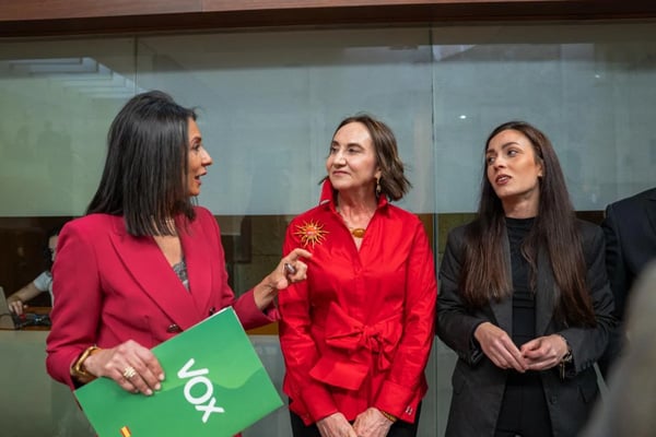 María Jesús Salvatierra en la Asamblea extremeña con miembros del grupo parlamentario Vox.