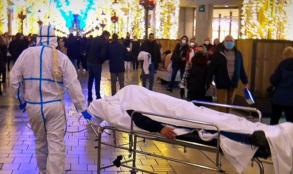 'Acarrear el muerto', performance de un enfermero en Málaga ante el covid