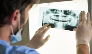  Año y medio de multa por ejercer como protésico dental sin tener el título