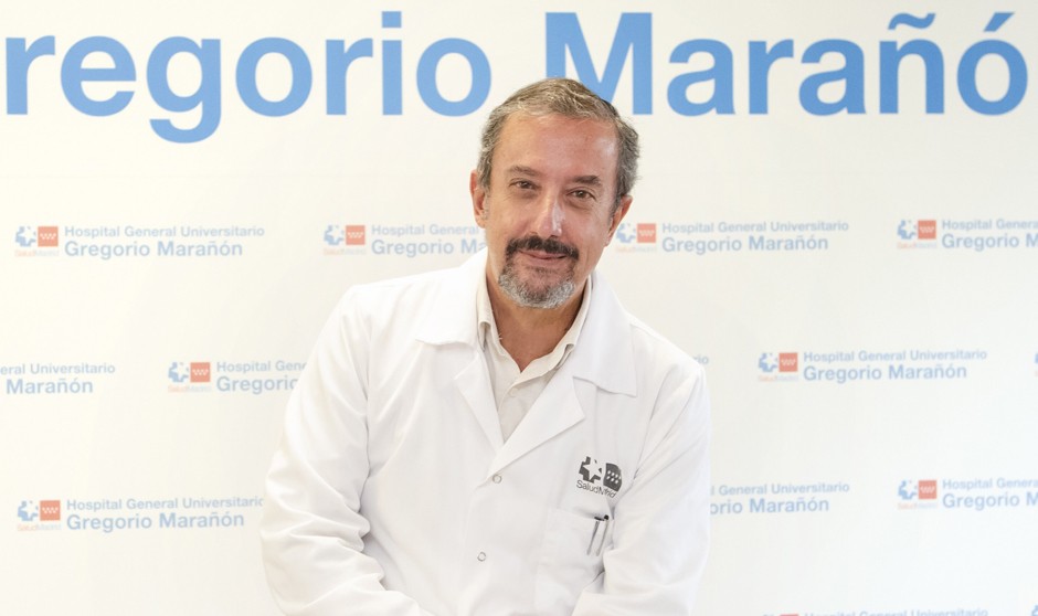 Emilio del Valle, jefe de Cirugía del Gregorio Marañón, trabaja para reducir los ingresos tras operaciones y las listas de espera en quirófanos.