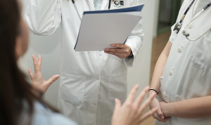 "Como MIR, me da miedo hacer guardia con médicos adjuntos sin especialidad"