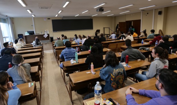 Aspirantes al examen MIR 2023 en un aula de la UCM.