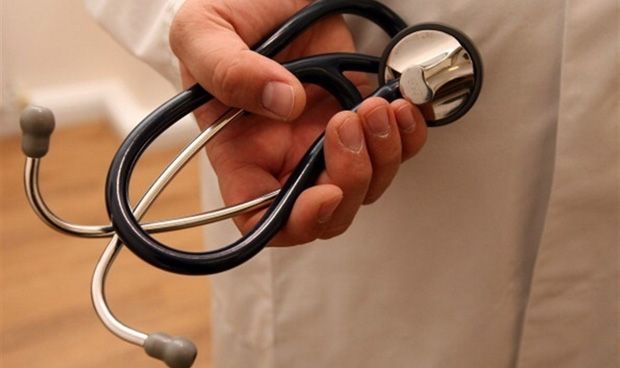 ¿Cuánto dinero ‘pierden’ los médicos por irse de vacaciones en verano?