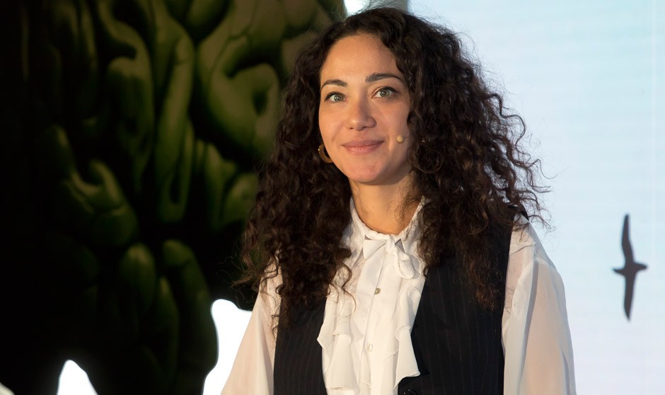 Giovanna Fico, psiquiatra e investigadora postdoctoral de la Unidad de Trastornos Bipolares y Depresivos del Hospital Clínic, analiza la relación entre medio ambiente y salud mental