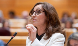 La ministra de Sanidad, Mónica García, señala en el Senado que el Estatuto Marco acabará con la precariedad y las guardias de 24 horas