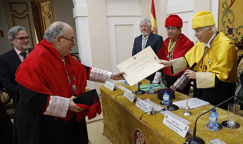  Ricardo De Lorenzo recogiendo su distinción. 