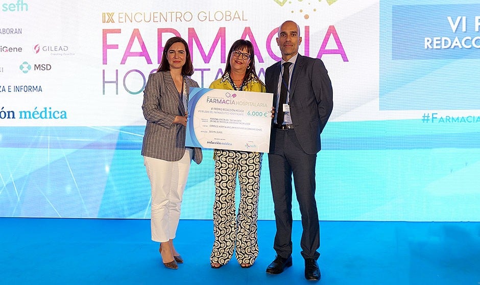 Cecilia Martínez, Gloria Julia Nazco y Ricardo López en el acto de entrega del VI premio Redacción Médica