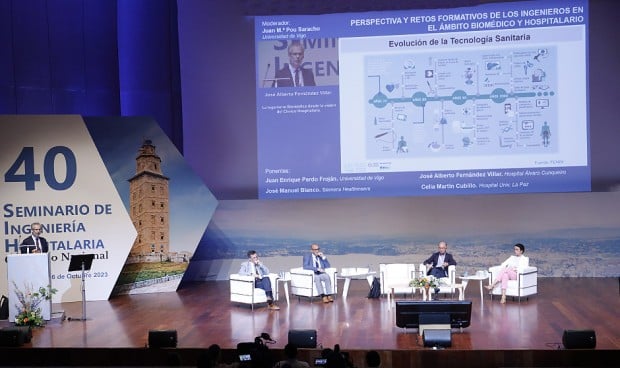 Momento de la mesa de debate: 'Perspectiva y retos formativos de los ingenieros en el ámbito biomédico y hospitalario' del '40 Seminario de Ingeniería Hospitalaria'