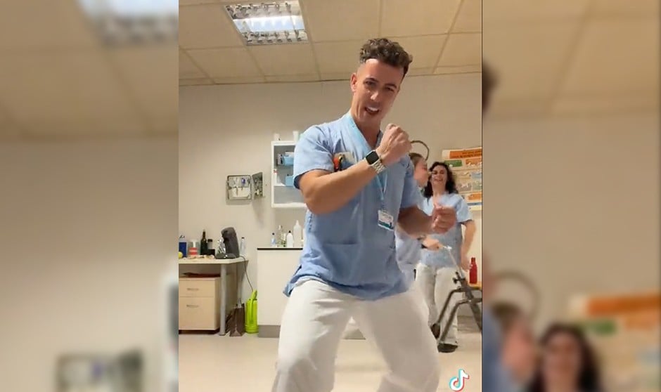 Un fisioterapeuta y sus compañeras graban en el hospital donde trabajan un vídeo para Tiktok