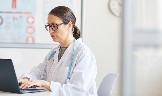 Una doctora en consulta.