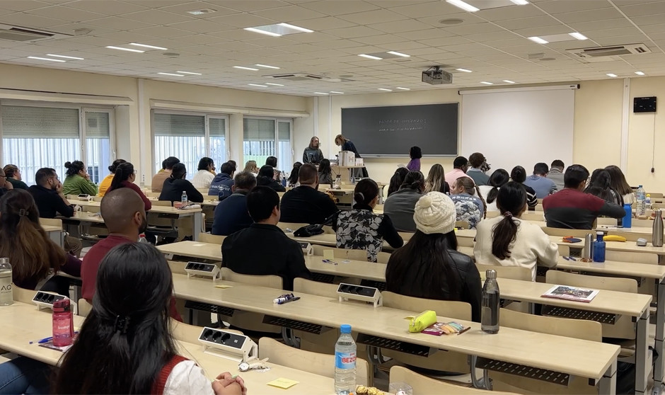 Varios MIR bromean con las puntuaciones de los simulacros.