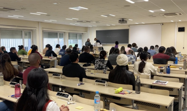 Varios MIR bromean con las puntuaciones de los simulacros.