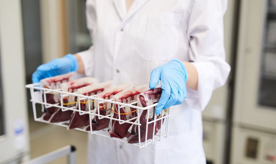 Una enfermera explica si una estudiante de bachillerato puede hacer Enfermería teniendo miedo a la sangre.