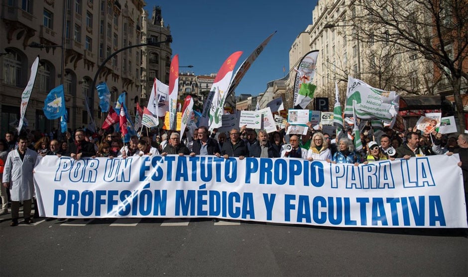  Manifestación por el estatuto médico propio. La huelga que paraliza esta semana los hospitales españoles busca exigir un estatuto propio para blindar los intereses específicos de los facultativos.