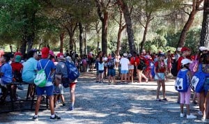 Un grupo de niños participa en un campamento al aire libre. 