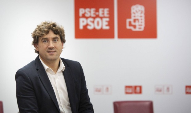 Eneko Andueza, candidato del PSE-EE a lehendakari, analiza en Redacción Médica la salud de Osakidetza