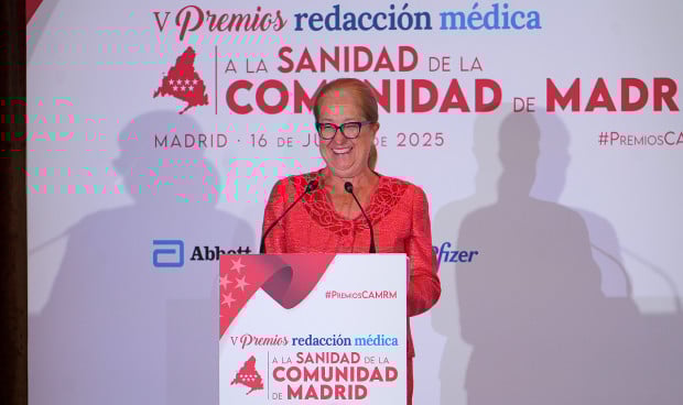 Mercedes Cuesta, directora médica del Hospital Ruber Internacional-Quirón Salud, recoge su galardón en los V Premios Redacción Médica a la Sanidad de la Comunidad de Madrid. 