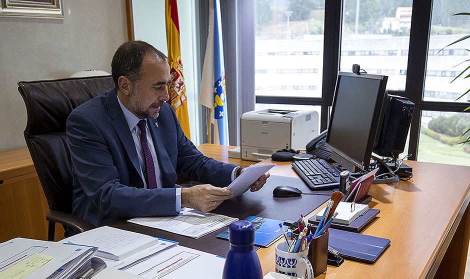 El consejero de Sanidade Julio García Comesaña ha repasado en Redacción Médica los logros de la legislatura y los retos futuros