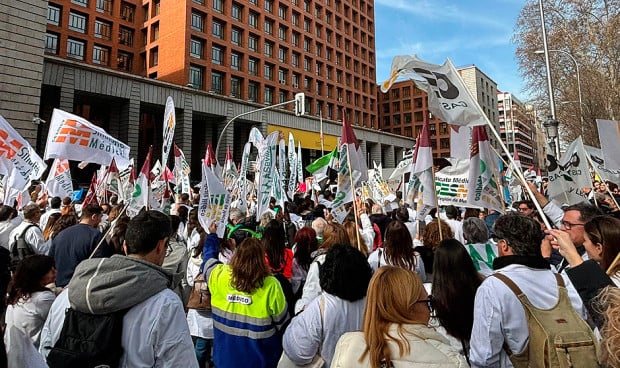 Los sindicatos hacen a un nuevo Estatuto Marco que no frena la huelga médica.