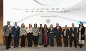 Foto de familia de todos los ganadores de los III Premios de Investigación Enfermera con la junta directiva del CGE.