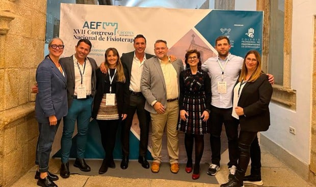 Junta Permanete de la AEF con su presidente, Fernando Ramos, en el centro junto a Michael Laundry, presidente de World Physiotherapy