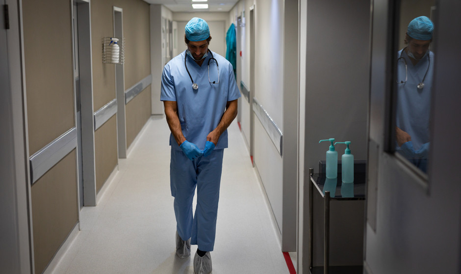 Un médico indica lo difícil que es ser médico, y serlo durante toda la vida. 
