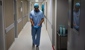 Un médico indica lo difícil que es ser médico, y serlo durante toda la vida. 