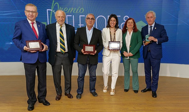  Jorge Andrada; José María Pino; José Martínez Olmos; Timanfaya Hernández; Celia Gómez y Tomás Cobo en la entrega del XXII Premio Reflexiones a la Opinión Sanitaria.