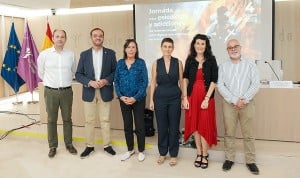 Foto de familia del grupo de trabajo de Adicciones del COP, que ha participado en una jornada donde han hablado de la importancia del abordaje psicológico de las adicciones.